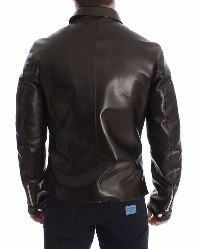 Atemberaubende Lederjacke aus braunem Lammleder von Dolce & Gabbana  
Exklusives Stück aus der MainLine-Kollektion  
Braune Farbe mit goldenen Metallelementen  
Vollständiger Reißverschluss  
Mehrere Außentaschen mit Reißverschluss  
Zwei Innentaschen  
Gravierte Logo-Metallelemente  
Hervorragende Passform und Komfort  
Hergestellt in Italien  
Material: 100% Lammleder  
Futter: 44% Acetat, 41% Viskose, 15% Lammleder  
Material: 100% Lammleder