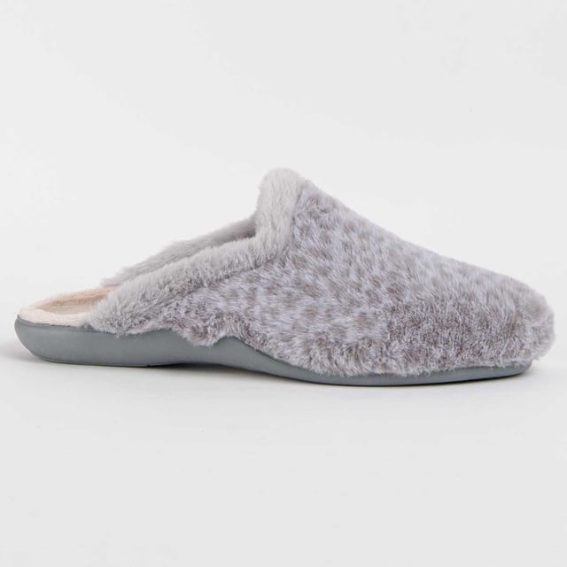 Hecho en España. Zapatilla de casa para mujer. Calce cómodo. Fabricada en materiales veganos. Fabricado por otras marcas para nuestra marca.