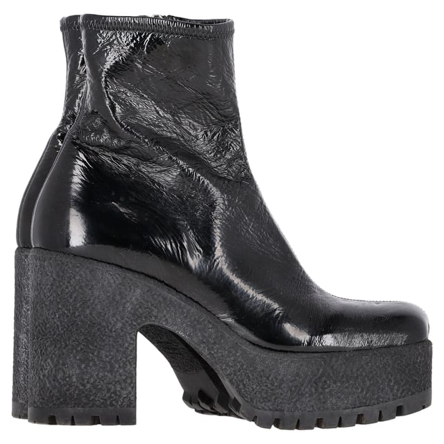 VINTAGE, UVP WIE NEU  
Die Miu Miu Stretch Platform Boots aus schwarzem Naplakleder bieten einen kühnen, modischen Look mit ihrem eleganten Design und glänzenden Finish. Der Plateauabsatz sorgt für zusätzliche Höhe und dramatischen Flair, während die dehnbare Konstruktion Komfort und Flexibilität gewährleistet. Diese Stiefel sind die perfekte Möglichkeit, jedem Outfit einen mutigen, luxuriösen Akzent zu verleihen.  

Styling-Tipp: Kombinieren Sie diese Stiefel mit einem strukturierten Kleid für einen auffälligen Abendlook oder entscheiden Sie sich für ein cooles, Streetstyle-Feeling mit einem grafischen T-Shirt und weiten Jeans. Fügen Sie eine Ledergürtel-Tasche und auffälligen Schmuck hinzu, um die gewagte, modische Ästhetik zu unterstreichen.  

Miu Miu Stretch Platform Boots aus schwarzem Naplakleder  
Zustand: Sehr gut  
Abnutzungsspuren: Enthält Box. Minimale Markierungen, leicht gebraucht, aber sehr gut gepflegt. Kleine Abnutzung an den Sohlen und Faltenbildung, leichte Kratzer an Sohlen und Absätzen.  
Verpackung: Box, Staubbeutel  
Farbe: Schwarz  
Material: Leder | Naplakleder  
Größe: EU | 40/UK7/US10  
Maße: Absatzhöhe: 100; Innenlängenmaß: 280  
SKU: NAPPUGBSH430644W