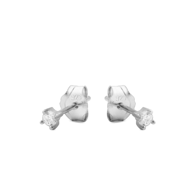 Pendientes básico de plata de ley 925 y circonita brillante con acabado en baño de rodio. Essential encarna la sencillez refinada, piezas atemporales con líneas suaves y el brillo adicional de las circonitas. Joyas básicas sin pretensiones que son perfectas para el uso diario, pero también pueden funcionar en ocasiones especiales.