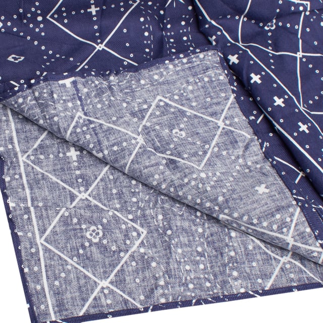 Buff Foulard-Schal für Damen
 Komplett aus weicher und widerstandsfähiger Baumwolle gefertigt, bietet es Eleganz, Komfort und Funktionalität für jeden Anlass.

 Dieses Accessoire vereint Stil und Funktionalität und ist perfekt, um Ihren Looks einen raffinierten Touch zu verleihen.

 Hauptmerkmale:

 - Foulard-Design, leicht und fließend, perfekt, um jedes Outfit aufzuwerten.
 - Atmungsaktives und schnell trocknendes Gewebe, ideal für den ganzjährigen Einsatz.
 - Einheitsgröße.
 - Vielseitig und einfach zu kombinieren, sowohl für den dekorativen Gebrauch als auch für den leichten Schutz von Nacken und Schultern geeignet.
 - Erhältlich in einer großen Auswahl an Farben und Drucken, die die Qualität und das charakteristische Design von Buff hervorheben.

 Ein praktischer und eleganter Schal, ideal für alle, die ein bequemes und stilvolles Accessoire für den täglichen Gebrauch suchen.
 Maßnahmen: 66X175cm
 Komposition: 100% Baumwolle
 Pflege:
- Maschinenwäsche max. bei 40 °C.
 - Vermeiden Sie die Verwendung von Weichspülern.
 - Verwenden Sie kein Bleichmittel.
 - Benutzen Sie keinen Trockner.
 - Bei niedrigen Temperaturen bügeln.