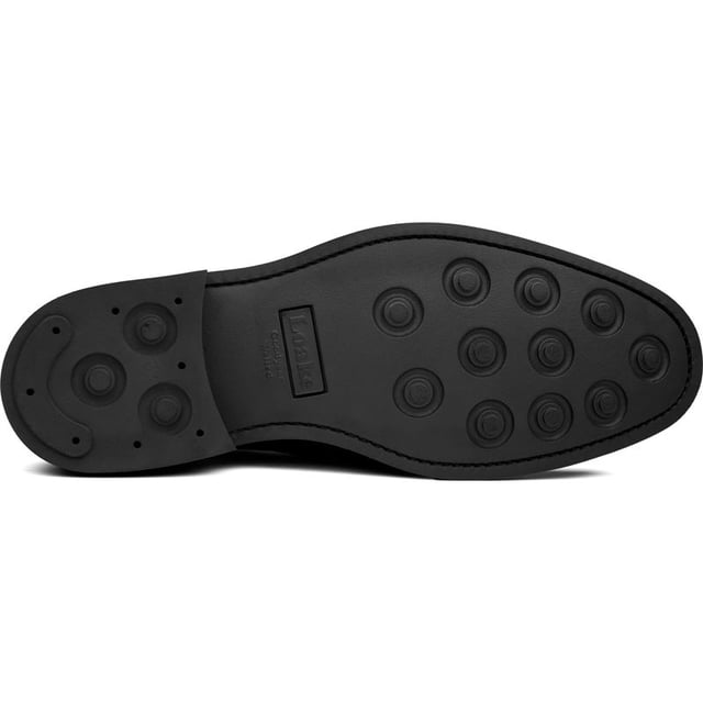 Zapatos negros Loake Maxted para hombre, confeccionados en piel y suela de goma. Incluye: plantilla de piel, ribete Goodyear, suela de goma y detalle brogue.