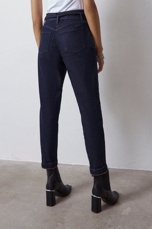 High waist paperbag jeans with removable belt. Two side patch pockets with rhinestone details. Button and zip fastening.