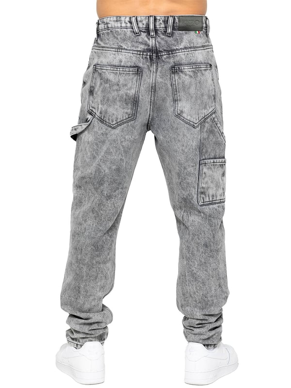 These jeans feature self-fabric panels, a loop on the left, and a loose fit for maximum ease. Other details such as the branded button, rivets, faux leather waist patch, and metal badge add a touch of personality. Choose between a relaxed fit for comfort and mobility, a timeless straight-leg cut, or a contemporary tapered fit. The signature utility pockets and hammer loop not only add functionality but also bring a unique style to the jeans.