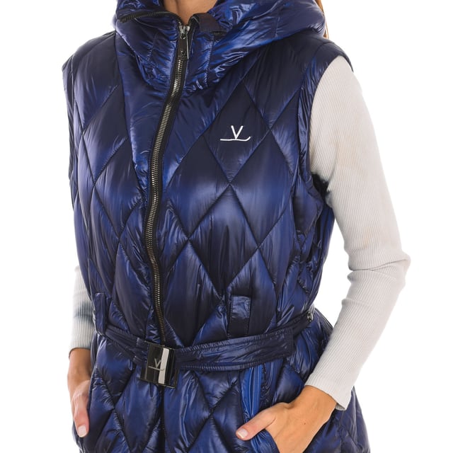 Padded vest Vuarnet.
 High collar with hood.
 Two-way zipper closure.
 Belt with buckle closure, adjustable with buttons.
 Two open pockets on the sides.
 Brand insignia on the upper side.
 Seams seen in tone.
 Composition: 100% Polyamide
 Care:
Handwash.
 Do not iron.
 Do not use bleach.
 Do not use dryer.
 Do not dry clean.