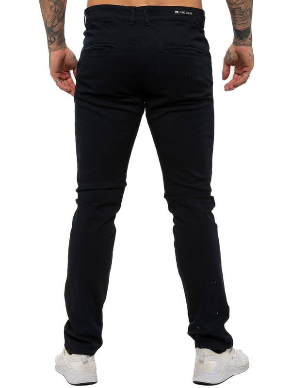 Disfruta del máximo confort y estilo con nuestros Pantalones Chinos de Ajuste Ceñido para Hombre de ENZO. Con una elegante abertura de cremallera, dos bolsillos delanteros, dos bolsillos traseros con ribete y el logotipo característico de la marca en la parte posterior de la cintura.