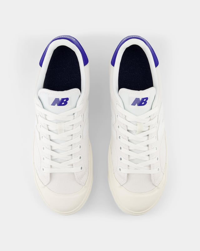 This classic sneaker is designed with simple lines and clean colours, inspired by 70s basketball styles.
 