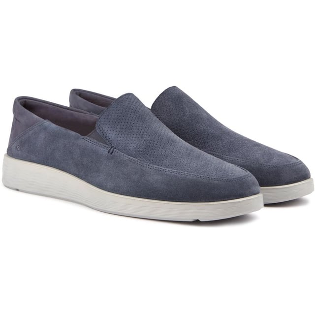 Los suaves mocasines de gamuza azul de Ecco no solo son vanguardistas sino también increíblemente cómodos, gracias a la innovadora tecnología Fluidform Direct Comfort. La plantilla de cuero extraíble y el diseño liviano garantizan un uso fácil, mientras que el empeine de corte más alto les da un toque distintivo. Con suelas de goma para mayor durabilidad, este par es la combinación perfecta de elegancia y practicidad.