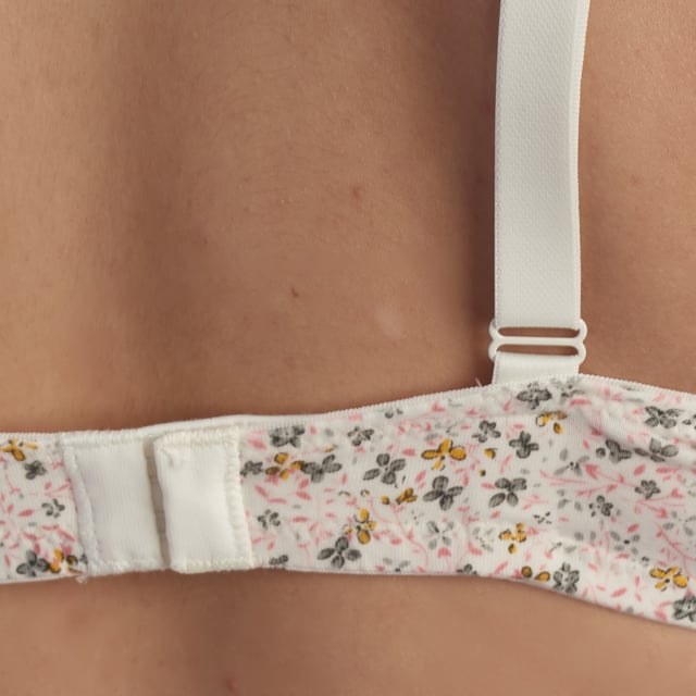 Este sujetador de lactancia está diseñado para ofrecer confort, soporte y funcionalidad a las mamás durante la etapa de lactancia. Con detalles delicados y un estampado floral encantador, es la mezcla perfecta entre estilo y practicidad.

Detalles:

- Copas desmontables para lactancia.
- Copas con relleno ligero.
- Estampado floral delicado.
- Tirantes ajustables.
- Tejido hipoalergénico de algodón.
- Cierre trasero adaptable.

Este sujetador de lactancia es la elección perfecta para mamás que buscan comodidad y estilo. Sus características funcionales y su diseño delicado lo convierten en un imprescindible para disfrutar de esta etapa de manera práctica y con total confianza.
 Composición: 56% Algodón, 41% Poliéster, 3% Elastano
 Cuidados:
Lavar en máquina hasta 30ºC.
No usar blanqueadores.
Usar detergentes suaves.
No usar secadora.