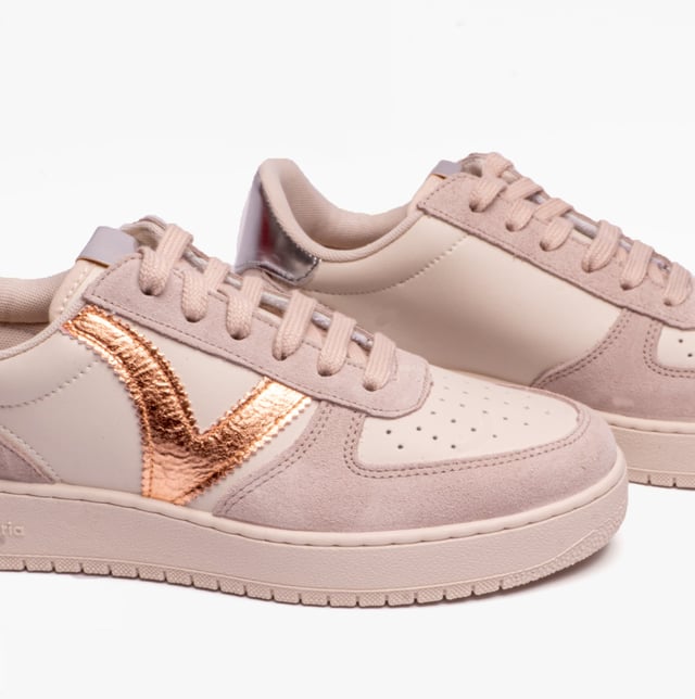 Victoria MADRID METAL &amp; SPLIT LEATHER Womens Trainers Nude

Closure/Fastening: Lace-Up

Features: Comfort

Shoe Width: Regular

Item Weight: 1 KG

Heel Height: Flat (Under 2.5cm)
Product Code: 1258222/HIE