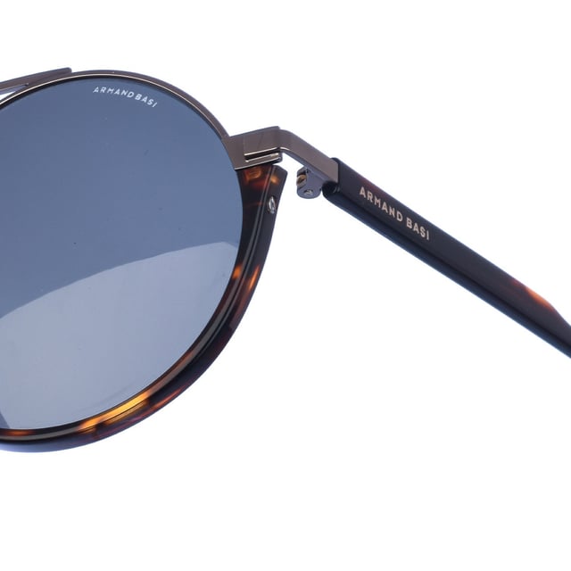 Gafas de sol Armand Basi con montura de acetato y metal.
 Color Plateado-habana marrón
 Forma redonda.
 Lentes de color Verde
 Patillas de acetato. 
Nombre de la marca grabado en la lente.
 100% Protección UV. 
 Incluye una funda de tela de protección.
Cristales antireflejo.
 Los colores reales del producto pueden variar ligeramente con respecto a los colores que muestra su monitor.
 
 Medidas  Ancho lente: 52 mm. Puente: 21 mm. Patillas: 140 mm.
 
 Limpiar las gafas con agua y jabón (neutro).
 - No utilice paños sucios o abrasivos, que puedan alterar las características de los filtros.
 - Utilice solo accesorios y repuestos originales.