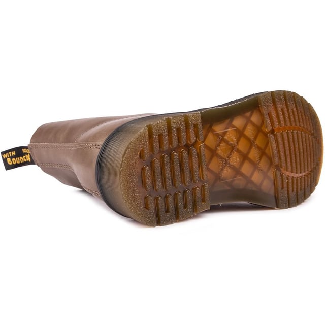 Botas con cordones Dr. Martens 1460 para hombre, con parte superior de piel, con sistema de cordones de 8 ojales y suela AirWair con cerco del buen año y pisada resistente. Estos botines de caña alta tienen el ADN original de Doc Martens, incluido el característico lazo en el talón AirWair, costuras amarillas y una calidad sin concesiones.