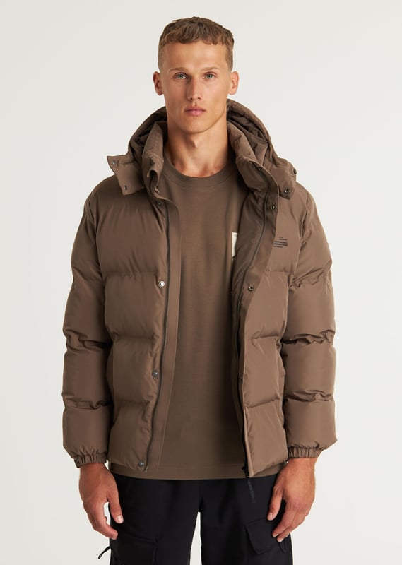 Material & Fit The Nebula is a short winter jacket. This puffer jacket is fully made of polyester, making it very lightweight. Additionally, it is water-repellent, windproof, and breathable.  Details This puffer jacket features a detachable hood and adjustable sleeve openings. The Nebula has a total of 3 pockets, including 2 hidden side pockets and one inside pocket, all with zip closures. Furthermore, the winter jacket is equipped with a plastic zipper and signature CHASIN’ details.  Performance Features  Breathable Keep warm Quick dry Water repellant Wind proof Specs  Detachable hood 3 pockets Plastic zipper Lightweight material CHASIN' details Model is wearing size L and is 1.89 m tall. His waist measures 74 cm and his chest measures 90 cm.