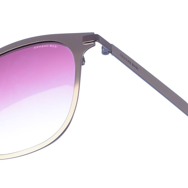 Gafas de sol Armand Basi con montura de metal.
 Color Plateado-habana
 Forma ovalada.
 Lentes de color Marrón degradado
Patillas de metal.
 Nombre de la marca grabado en la lente.
 100% Protección UV. 
 Incluye una funda de tela de protección.
Los colores reales del producto pueden variar ligeramente con respecto a los colores que muestra su monitor.
 
 Medidas  Ancho lente: 52 mm. Puente: 22 mm. Patillas: 145 mm.
 
 Limpiar las gafas con agua y jabón (neutro).
 - No utilice paños sucios o abrasivos, que puedan alterar las características de los filtros.
 - Utilice solo accesorios y repuestos originales.