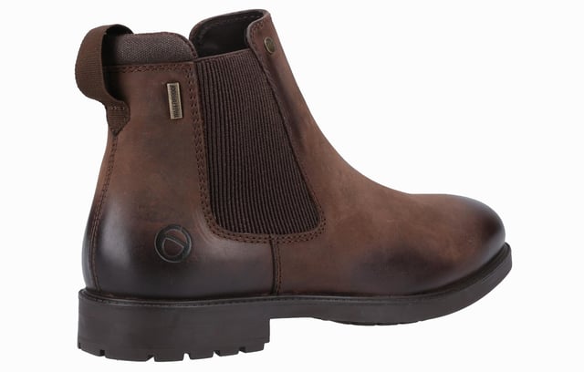 De Gretton Chelsea boot combineert een door het platteland geïnspireerde stijl met wintergereed functionaliteit. Met waterdichte leren bovenkant en memory foam zolen zorgt het ervoor dat je voeten warm, droog en comfortabel blijven het hele seizoen door. De achterste aantrekloop maakt het gemakkelijk om ze aan te trekken, terwijl het slanke ontwerp een vleugje moeiteloze stijl aan je wintergarderobe toevoegt. Perfect voor wie zowel functionaliteit als mode wil tijdens de koudere maanden. - Waterdichte leren bovenkant - Achterste aantrekloop voor gemakkelijk aan- en uittrekken - Memory foam zolen - Cotswold branding