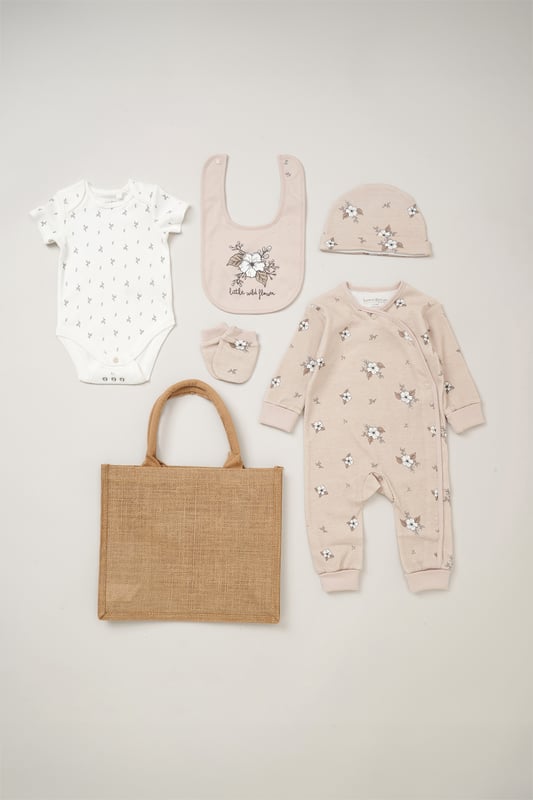 This Homegrown Baby printed 5-Piece Gift Set includes a cosy all-in-one, bodysuit, hat, and mitts. Made from soft 100% organic cotton, the set features 'Grow with Me' functionality for adjustable fit. Packaged in a mesh bag, it's the perfect gift for welcoming a new baby.