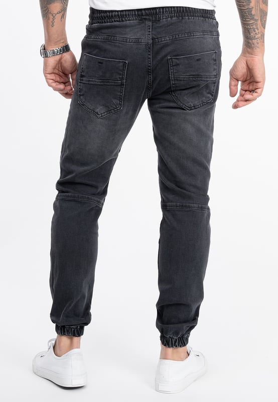 Modebewusste Herren finden bei Rock-Creek trendstarke Slim Fit Jeans, die mit ihrer figurbetonten Passform ein schlankes Bein zaubern. Die Hosen sitzen wie eine zweite Haut und bieten dank Ihres Elasthan-Anteils einen hervorragenden Tragekomfort und viel Bewegungsfreiheit. Noch dazu sehen die Herren Jeans sehr modern aus und können vielfältig kombiniert werden. Sie sind stilvolle Begleiter für das Büro, den Alltag oder die Freizeit und begeistern mit einer erstklassigen Verarbeitung.