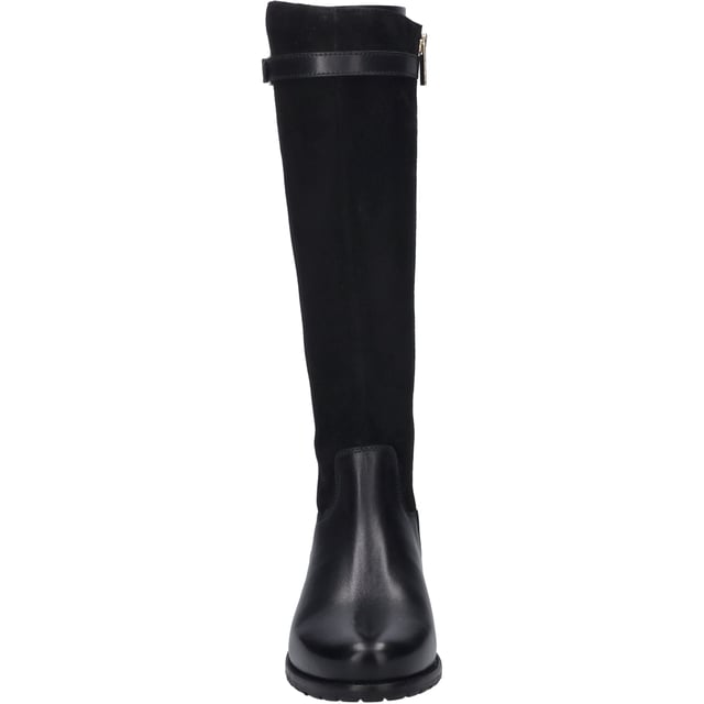 Entdecke den Chiara 05, einen Stiefel, der in der klassischen Farbe Schwarz von JOSEF SEIBEL präsentiert wird. Dieses Modell für Damen zeichnet sich durch seine Fertigung aus hochwertigem Nappa-Schafsleder aus, das nicht nur für seine Langlebigkeit, sondern auch für seinen besonderen Tragekomfort bekannt ist. Mit der Möglichkeit, das Mikrofaser-Fußbett nach Belieben zu wechseln, bietet dieser Schuh eine perfekte Grundlage für individuelle orthopädische Anpassungen. Die schwarze Sohle aus thermoplastischem Kautschuk (TR) sorgt für eine gute Rutschfestigkeit und eine lange Haltbarkeit, während sie gleichzeitig leichter als herkömmliche Gummisohlen ist. Dank des Reißverschlusses lässt sich der Schuh einfach an- und ausziehen und passt sich optimal an den Fuß an. Der moderate Blockabsatz von 3 cm Höhe unterstreicht die elegante Linie des Stiefels und unterstützt eine angenehme Haltung, was den Chiara 05 zum idealen Begleiter für die Freizeit macht. Ob für einen Spaziergang im Freien oder als schickes Basic für den Alltag – dieser Schuh erweitert die Möglichkeiten, was man mit einem Schuhwerk alles machen kann. Die Produktion nach der AGO-Methode, eine moderne und formbeständige Fertigungsart, steht für die Verbindung von Tradition und Innovation, die JOSEF SEIBEL auszeichnet. Diese Methode ermöglicht es, hochwertige Materialien so zu verarbeiten, dass ein Produkt entsteht, das sowohl in seiner Passform als auch in seiner Funktion Perfektion verkörpert. Als Teil der Produktlinie Josef Seibel, die für modernen Komfort steht, repräsentiert der Chiara 05 die Philosophie von Slow Fashion – weg von der Fast Fashion hin zu hochwertigen Materialien und durchdachtem Design. Das Versprechen von JOSEF SEIBEL ist es, Schuhe zu kreieren, die über die Jahre hinweg Freude bereiten und dabei stets zeitgemäß bleiben.