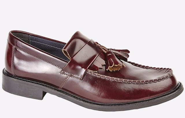 Slip into eye-catching style with these Roamers Maxfield men's loafers, deliver style and comfort in a timeless slip-on design in a stand-out colourway.- Hi-Shine Leather
- Slip on design
- Intricate stitch detailing
- Resin Sole