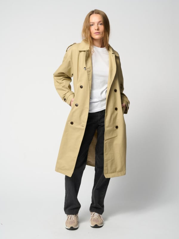 Jacke von TeeShoppen
Schöne und stilvolle Jacke von TeeShoppen. Mit dieser schönen Jacke von TeeShoppen können Sie nichts falsch machen.

 
Dies ist eine Jacke in khaki. Es ist eine perfekte Ergänzung zu Ihrem Outfit und Kleiderschrank.

 
 Welche Größe hat die Jacke?  
Die Jacke kann in folgenden Größen gewählt werden: XS, S, M, L, und XL.

 
Die Größen sind für Frauen angepasst.

 
 Über TeeShoppen
Preis und Qualität müssen nicht immer dasselbe sein, und das wollen wir mit unseren Produkten von TeeShoppen unterstreichen. Das Ziel unseres Sortiments ist es, Ihnen die Möglichkeit zu geben, Ihre Garderobe mit einfacher und moderner Kleidung zu ergänzen. Aber auch wenn die Kleidung einfach ist, haben wir keine Kompromisse bei der Qualität oder dem Design gemacht. Die Kleidungsstücke sind aus luxuriösen Materialien gefertigt, die sich angenehm tragen lassen und sich für jede Gelegenheit stylen lassen. Möchten Sie einen zeitlosen Anbieter von Mode für Männer und Frauen? Dann sind Sie bei TeeShoppen an der richtigen Adresse. Wir sind Spezialisten für den Verkauf von Basiskleidung. Sie zahlen nicht für teure Marken und Kosten, sondern nur für Qualität und Service. Wir erweitern ständig unser Sortiment, so dass Sie bei uns immer die neueste Mode kaufen können.