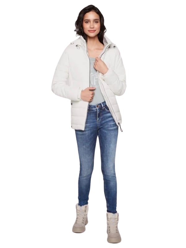 Deze gewatteerde jas voor dames is de ideale metgezel voor de winter. Hij is warm gevoerd en kan op verschillende manieren worden gecombineerd. De comfortabele snit creëert een vrouwelijk silhouet en is uiterst comfortabel om te dragen. De pluizige teddyvoering in de opstaande kraag en in het bovenste deel van de romp zorgt voor een behaaglijk gevoel. De jas kan worden gesloten met een rits. De capuchon kan met een trekkoord worden versteld of indien nodig worden verwijderd. Een opstaande kraag biedt extra bescherming tegen kou en wind. De mouwen zijn afgewerkt met geribde boorden om te voorkomen dat de kou binnendringt. De twee zijzakken met drukknopen zijn ideaal om kleine spullen in op te bergen of je handen warm te houden. Labelopdrukken op de capuchon en mouwen ronden het ontwerp af. Een stijlvolle winterlook is gegarandeerd met deze jas.