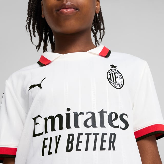 PUMA Boys AC Milan 24/25 Away Jersey PRODUCT STORY: Details make all the difference in the 24/25 AC Milan Away Kit. The classic white away combined with a red-and-black polo collar and monochromatic crest personifies the spirit of success and casual sophistication of a team synonymous with the Beautiful Game. Tonal pinstripe pattern adds a historic touch, honoring AC Milans origins as the Milan Football and Cricket Club. FEATURES & BENEFITS: dryCELL: Performance technology designed to wick moisture from the body and keep you free of sweat during exercise; As part of the RE:FIBRE program, this garment is made of at least 95% recycled material from textile waste and other used materials. DETAILS: Regular fit; 170 gsm, Jacquard; Crew neck; Short sleeves; Official team branding; PUMA Youth: Recommended for older kids between 8 and 16 years. Our model is 154 cm tall and is wearing size 152 RUS.