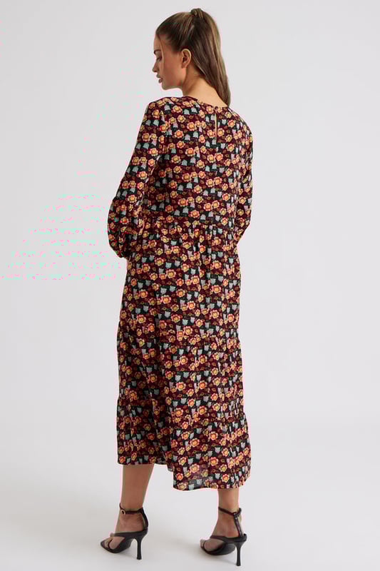 The perfect summer maxi dress featuring a flawless casual silhouette with a floral pattern and long sleeves. The ideal dress for a night out with friends to a holiday centrepiece, this dress will quickly become your favourite.