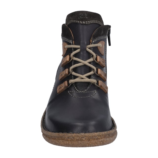 Herbst und Winter ist einfach die Zeit für Stiefeletten. Genieße diese schöne Zeit im Jahr mit unseren alltagstauglichen Stiefeletten. Wir fertigen diese Stiefelette aus strapazierfähigem Nappa-Leder. Die komfortable Schnürung gibt dem Fuß beim Gehen viel Halt. Das Modell hat eine herausnehmbare Einlegesohle zum Wechseln. Versehen ist das Modell zudem mit einer hochwertigen Handnaht. Mit der Normalschuhweite G bietet Neele 57 eine angenehme Weite am Fußballen. Genieße Deine Freizeit mit Leichtigkeit an den Füßen!