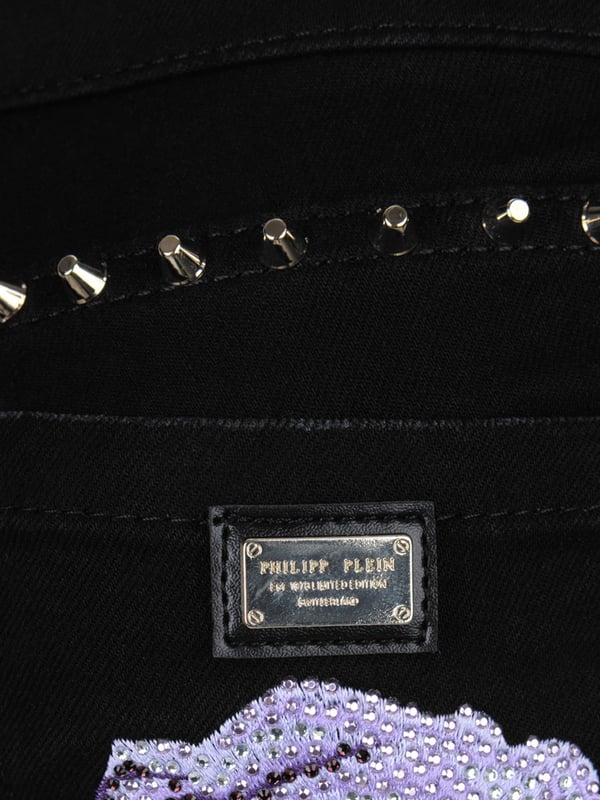Discover the Girls Denim Nicki Shorts in , an essential addition to your Girls closet! This lavish piece blends vogue and comfort, ideal for . Its distinctive features include:  Designer Detailing: These shorts exude fashion-forward style with high-end touches from Philipp Plein Kids, guaranteeing your little one will be on trend.  Supreme Comfort: Crafted from luxe materials, these shorts assure maximum coziness for your girl's daily escapades.  Refresh your Girls attire! Introduce these Girls Denim Nicki Shorts from Philipp Plein Kids to her ensemble. Purchase now and let her radiate poise and style!