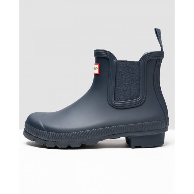 The New And Improved Hunter Original Chelsea Wellington Boot Has An Even More Optimum Fit To Maximise All-day Comfort And Style. Ready For The Changing Seasons In The Countryside As Well As Rainy Days In The City, Each Welly Boot Is Handcrafted From Natural Rubber And Vulcanised For Superior Protection. Retaining The Iconic Silhouette Of A Traditional Chelsea, It Features Elasticated Gussets And Has A Nylon Pull-tab For An Easy On And Off. In A Classic Dark Blue Matte With An Eye-catching Logo On The Front, These Waterproof Outdoor Chelseas Are A Wet Weather Wardrobe Essential.
