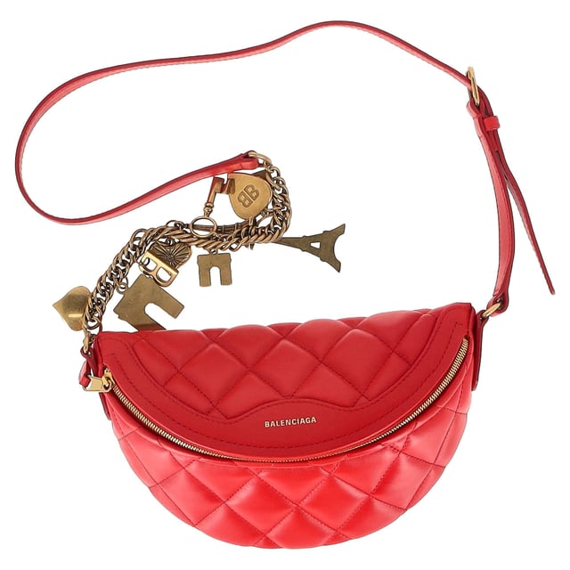 VINTAGE, RRP SOM NY

Balenciaga Quilted XXS Souvenir Charms Belt Bag i röd läder är den ultimata statement-accessoaren för den modeintresserade individen. Försedd med en gyllene BALENCIAGA-logotyp på locket och en praktisk bakficka med dragkedja, är denna väska lika funktionell som stilren. Den justerbara läderkedjan gör att du kan bära den som en midjeväska eller en axelväska, och det mjuka tyginteriören med en ficka håller dina nödvändigheter organiserade med lätthet.

med dammpåse

Balenciaga Quilted XXS Souvenir Charms Belt Bag i röd läder
Skick: Utmärkt
Tecken på användning: Ingen detaljhandelsetikett, Inga synliga tecken på slitage,
Förpackning: Dammpåse
Färg: Röd |
Material: Läder | kalvskinn
Storlek: One Size | One Size
Mått: Bredd: 100; Höjd: 140; Längd: 220; Handtagets fall: 0; Remmens längd: 800
SKU: NAPPUGBBA444260W