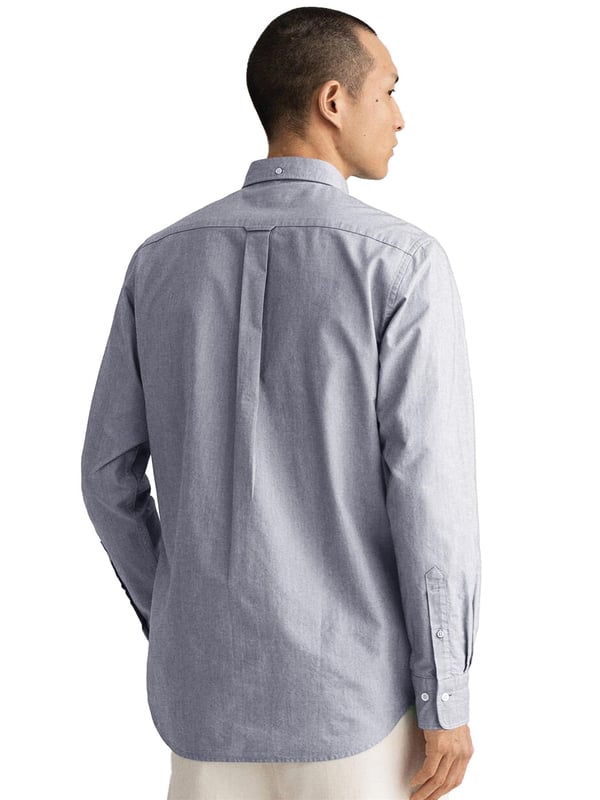 Das aus leichter und atmungsaktiver Baumwolle gefertigte Gant Originals verfügt über einen Button-Down-Kragen und das klassische Logo der Marke auf der Brust. Das Regular Fit Oxford Shirt ist ein klassisches Preppy Essential, das Sie durch die wärmeren Monate und darüber hinaus tragen wird.