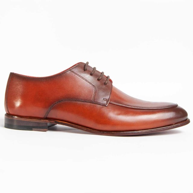 Warranty Purapiel, 10 years warranty. Men's lace-up shoe. Made of 100% natural leather free of Chromium VI. High quality materials. Stitched leather sole. Padded insole. Manufactured by other brands for our brand.