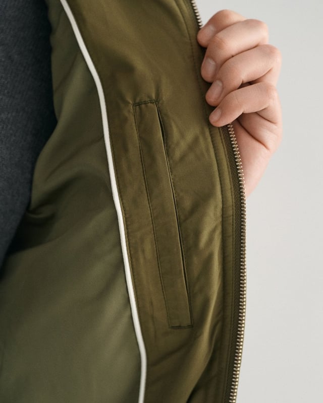 Crafted in a diamond quilting structure, this Quilted Windcheater Vest features recycled polyester padding and is treated with a water-repellent finish. Design details include a one-way zipper at the front, snap buttons at the collar, slanted welt side pockets and an elasticated hem and cuff with a press button adjuster.
Regular fit  Above hip length  Diamond quilting  Water-repellent 
&nbsp;
Shell - Polyester 100%Lining - Polyester 100%Padding - Recycled Polyester 100%
&nbsp;
7006341
&nbsp;
&nbsp;