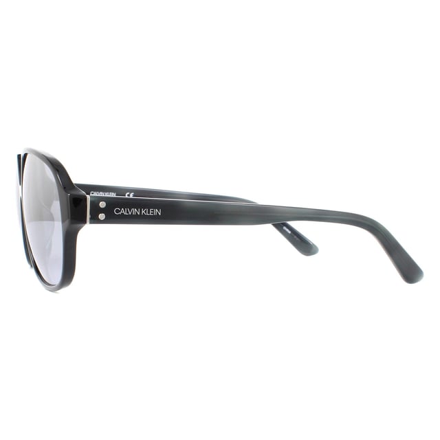 Las gafas de sol Calvin Klein CK18504S 001 Black Grey son de estilo retro con un elegante logotipo de Calvin Klein en las patillas.