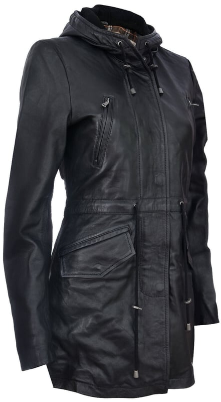 Experimente la sofisticación y la calidez con esta elegante chaqueta de invierno. Su diseño exterior rezuma un encanto refinado, ideal para quienes buscan elegancia en climas fríos. En el interior, un acogedor forro con patrón de cuadros garantiza calidez y comodidad, complementado con una cinturilla para mayor comodidad. La cremallera frontal está oculta debajo de una bragueta abotonada, lo que contribuye a una estética limpia y pulida. Aspectos destacados del diseño: confeccionada con 100 % piel de napa ultra suave de primera calidad para una calidad y comodidad excepcionales. Equipada con un cierre de cremallera YKK oculto y una capucha ajustable para una mayor protección contra los elementos. Cuenta con cuatro bolsillos exteriores con herrajes ocultos, lo que mantiene el aspecto limpio de la chaqueta. Un motivo de cordón en la parte delantera de la chaqueta agrega un toque de estilo y versatilidad. Esta chaqueta combina a la perfección estilo y funcionalidad, lo que la convierte en una excelente opción para quienes priorizan tanto la sofisticación como la calidez en su atuendo de invierno. Realce su guardarropa de invierno con esta pieza excepcional.