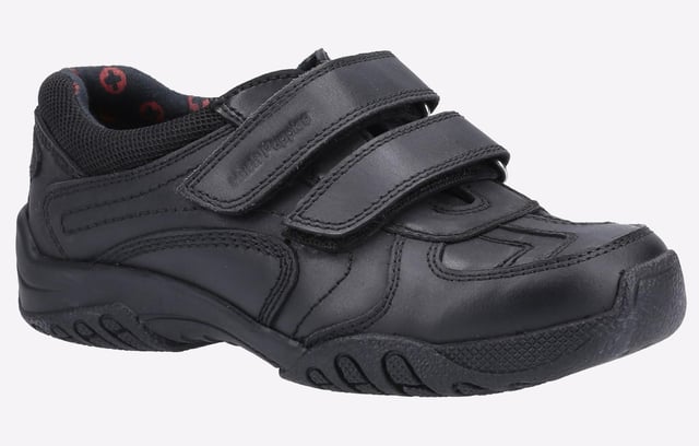 Classic jongens terug naar school schoen van Hush Puppies - Jezza 2 heeft een leren bovenwerk en een dubbele klittenbandsluiting voor gemakkelijke en verstelbare pasvorm. Het beschikt over een gevoerde kraag en een memory foam inlegzool voor de hele dag comfort.
Leren Bovenwerk
Memory Foam Inlegzool
Micro-Fresh Voering
Ongeveer 25mm Hakhoogte