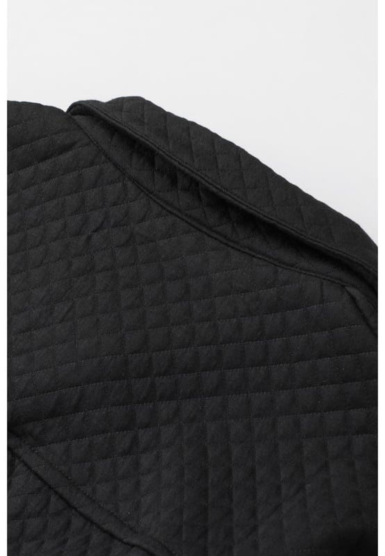 Black lattice texture retro shacket
  Flap pockets
  Quality materials
  Versatile piece for any season
  Retro touch with lattice texture
  Attention to detail and craftsmanship
  Perfect addition to your wardrobe