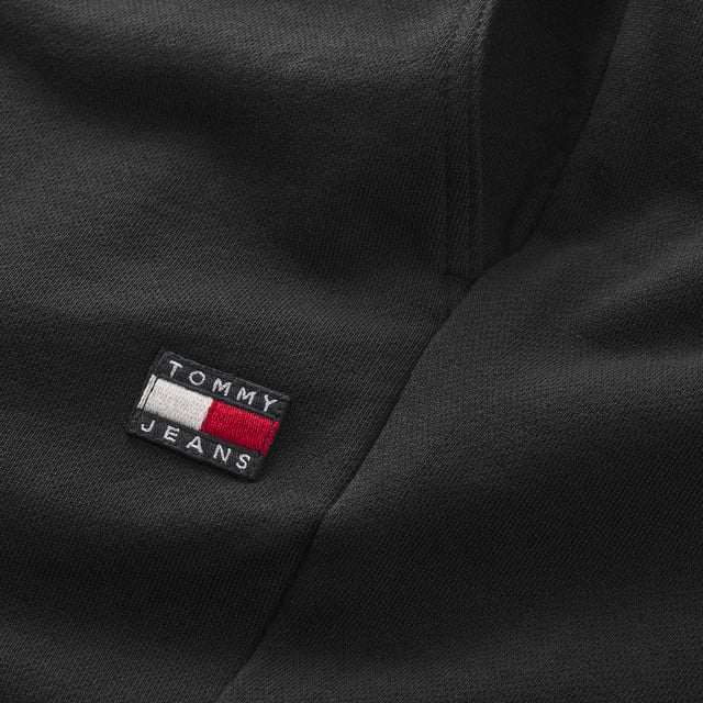 Kleur: Zwart BDS Specificaties: Broek van katoen met geborstelde binnenkant. Ze hebben een verstelbare taille met trekkoord, open zakken aan de voorkant, klein zakje aan de achterkant en geborduurd vlaglogo op de voorkant. Geschikt voor een comfortabele en veelzijdige look Pasvorm: Regular