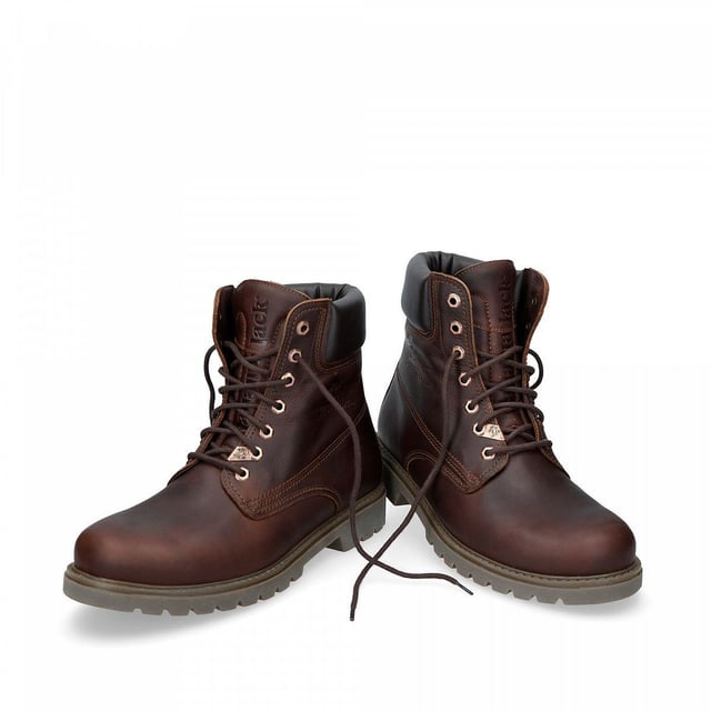 Sal con estilo y comodidad con las botas Panama Jack Ya sea que estés caminando por senderos rurales accidentados o navegando por calles urbanas, la bota con cordones para hombre Panama Jack 03 C52 original es tu compañera perfecta. Con un diseño clásico con una puntera redonda lisa y un cuello de cuero acolchado marrón, estas botas exudan una elegancia atemporal. La suela de comando cosida garantiza durabilidad y estabilidad en cualquier terreno. Para los caballeros, las botas de tobillo con cordones Panama Jack 03 marrones para hombre están diseñadas para resistir los elementos. Con una parte superior de nobuk suave impermeable, una caña de tobillo acolchada suave y un forro cálido, estas botas mantienen tus pies cómodos y secos. El logotipo en relieve en el talón y los ojales de metal hexagonales añaden un toque de sofisticación a su encanto resistente. Características principales: Diseño clásico: las botas Panama 03 combinan diseño, calidad y comodidad a la perfección, ofreciendo una estética atemporal tanto para hombres como para mujeres. Uso versátil: ya sea que estés explorando las calles de la ciudad o conquistando senderos de montaña, estas botas son perfectas para todas tus aventuras diarias. Construcción impermeable: confeccionadas con piel de napa vintage impermeable con forro de piel, estas botas garantizan que tus pies se mantengan secos y cómodos en cualquier clima. Soporte anatómico: disfruta de una mayor comodidad e higiene con la plantilla con forma anatómica que proporciona un ajuste perfecto para tus pies. Duraderas y antideslizantes: la suela exterior de goma ofrece flexibilidad, durabilidad y tracción antideslizante, lo que proporciona estabilidad en varias superficies. Fabricadas en España: con una altura de caña de 18 cm, estas botas están elaboradas por expertos en España, lo que garantiza una artesanía y una calidad superiores. Ponte las botas Panama Jack y experimenta la combinación perfecta de estilo, durabilidad y comodidad para tus aventuras diarias. Fabricadas para quienes aprecian la calidad y la artesanía, estas botas son tu compañera de confianza dondequiera que te lleve tu viaje.