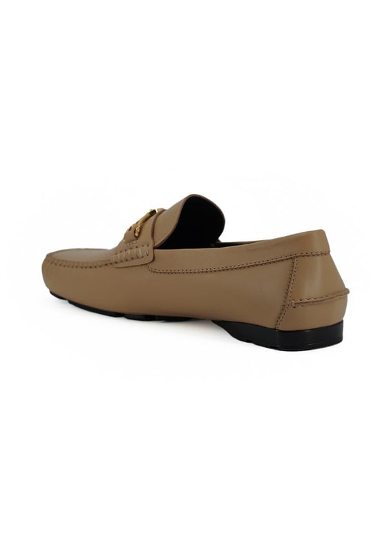 Mocasines De Piel De Becerro Autenticos A estrenar con caja etiquetas y bolsa para el polvo.
Mocasines para hombre 100% autenticos de Versace.
Confeccionado en piel de becerro beige.
Herrajes metalicos dorados con detalles de Medusa y logotipo.
Modelo: Driver 1009707.
Color: Beige.
Mat.