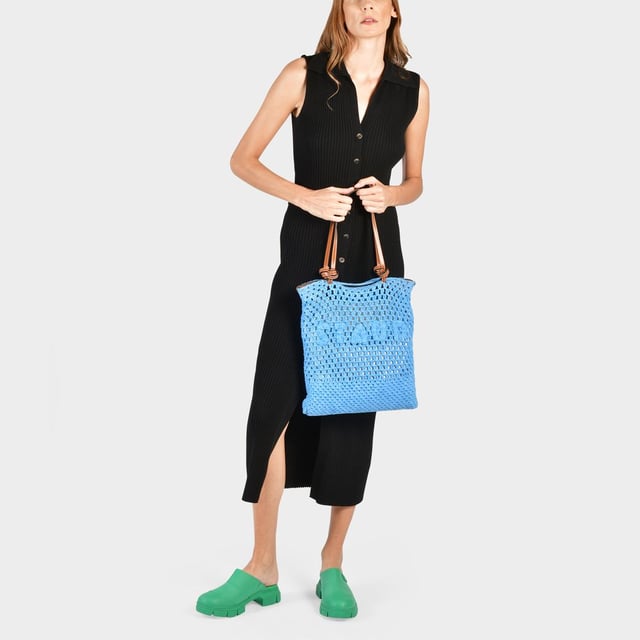 Wij zijn verliefd geworden op dit nieuwe model, dat de codes van de traditionele muilezel gebruikt, herwerkt in een modieuze en eigentijdse versie en gemonteerd op een dikke grove zool. Onze modetip? Draag ze met een zwarte blazer voor een geraffineerd accent. Kleuren: Groen - Kelly Groen. Hoofdmateriaal: glad kalfsleer. Materiaal zool: rubber. Sluiting: gewoon aan te trekken. Tipvorm: rond. Pasvorm: op maat - Maatvoering: Europees.