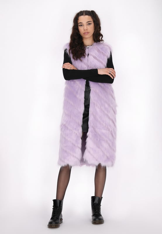 Dieses luxuriöse ärmellose Oberteil mit einer weichen, fellähnlichen Textur strahlt Raffinesse und Stil aus. Der gerade Saum und der offene Kragen machen es perfekt zum Layern über Outfits für zusätzliche Wärme oder als schickes Fashion-Statement. Das schlichte, aber elegante Design betont die strukturierte Oberfläche und Silhouette und schafft einen auffälligen Look, der sowohl vielseitig als auch modisch ist.  Weste