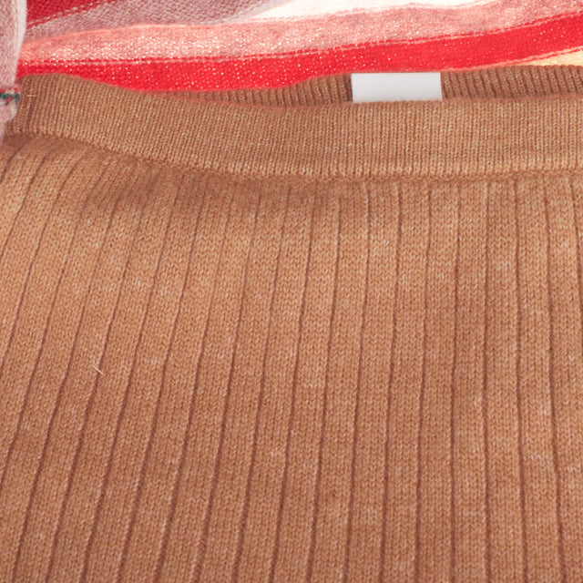 Conjunto para bebé compuesto por un jersey de manga larga y un pantalón a juego.

 El jersey, confeccionado en un tejido suave y cómodo, presenta un diseño de cuello redondo acanalado que facilita el ajuste y cuenta con un cierre de botones en la parte trasera, lo que facilita poner y quitar la prenda.

El pantalón, también elaborado en un material suave y flexible, cuenta con un diseño acanalado que asegura comodidad y permite un ajuste ceñido sin restringir el movimiento del bebé. 

Este conjunto es ideal para mantener a los pequeños abrigados y cómodos, al mismo tiempo que proporciona un look adorable y práctico para el día a día.
 Composición: Jersey: 53% Algodón, 47% Nylon; pantalón: 53% Algodón, 47%
 Cuidados:
- Lavar a máquina en agua fría  y ciclo suave.
- Usar detergentes suaves.
- Usar secadora a baja temperatura.
- Planchar a bajas temperaturas.
- No lavar en seco.