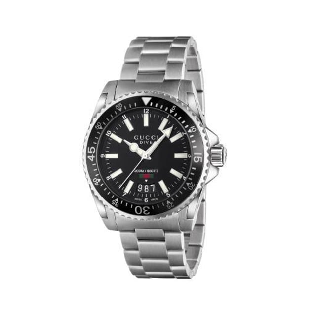 Het Gucci Dive 40 mm herenhorloge is waterbestendig tot 200 meter, wat betekent dat het zijn naam echt waarmaakt en zo mooi is dat het een handig sieraad is om te hebben in een maritieme omgeving, maar ook een stoer en modieus uurwerk voor dagelijks gebruik. De roestvrijstalen kast van 40 mm is vastgemaakt met een eigentijdse gepolijste roestvrijstalen armband en heeft een roterende lunette en een zwarte wijzerplaat met lichtgevende wijzers en uurmarkeringen, waardoor deze extra functionaliteit krijgt in de beoogde omgeving. Dit modieuze en praktische horloge ziet er net zo geweldig uit als een dagelijks sieraad als tijdens het snorkelen in de Indische Oceaan of ziet er gewoon geweldig uit om je pols als je een glimp opvangt van je pols terwijl je van je werk naar huis rijdt.