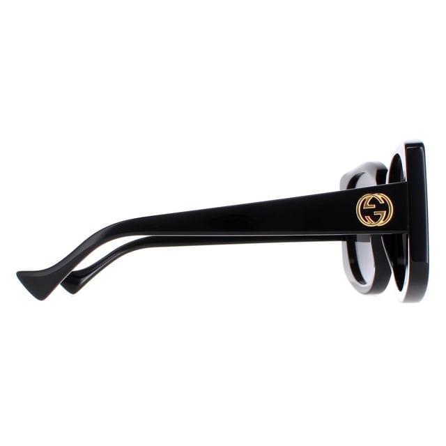 Gucci GG1257S 001 zwart grijze zonnebril is een stijlvol en elegant accessoire dat elke outfit zal verheffen. Deze bril heeft een klassiek rond ontwerp met een strak acetaat montuur. De lenzen zijn gemaakt van hoogwaardig, krasbestendig materiaal om uw ogen optimaal te beschermen. Het iconische Gucci-logo staat prominent op de slapen, wat een vleugje luxe toevoegt aan dit toch al verfijnde ontwerp. Deze zonnebril is voor vrouwen, en is geschikt voor elke gelegenheid. Of je nu boodschappen doet, op het strand ligt of je opmaakt voor een avondje uit, met deze Gucci GG1257S zonnebril zie je er op je best uit en voel je je ook zo.