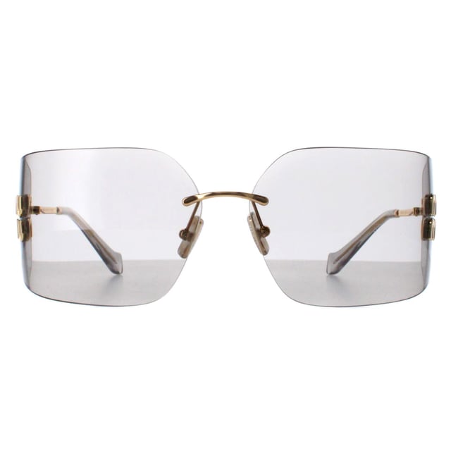 Las gafas de sol Miu Miu MU54YS 5AK30B en gris claro dorado presentan una montura atrevida y sin montura que irradia confianza y sofisticaciÃ³n, fabricada en metal de alta calidad para ofrecer una sensaciÃ³n de lujo. Las lentes proporcionan una protecciÃ³n UV superior al tiempo que aÃ±aden un toque de glamour, perfecto para cualquier persona a la moda. Con detalles distintivos y el icÃ³nico logotipo de Miu Miu sutilmente grabado en las patillas, las gafas de sol MU54YS son un accesorio imprescindible para quienes se atreven a marcar tendencia. Sea el centro de atenciÃ³n y deje que su estilo brille con Miu Miu.