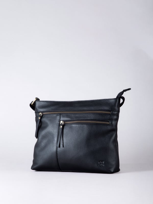 Expertly crafted from premium leather, the Winleigh cross body bag is as practical as it is stylish. Dual front zip pockets elevate this structured silhouette, whilst the adjustable cross body strap allows for versatile and comfortable wear. With plenty of room inside, this classic black bag is ideal for every day.