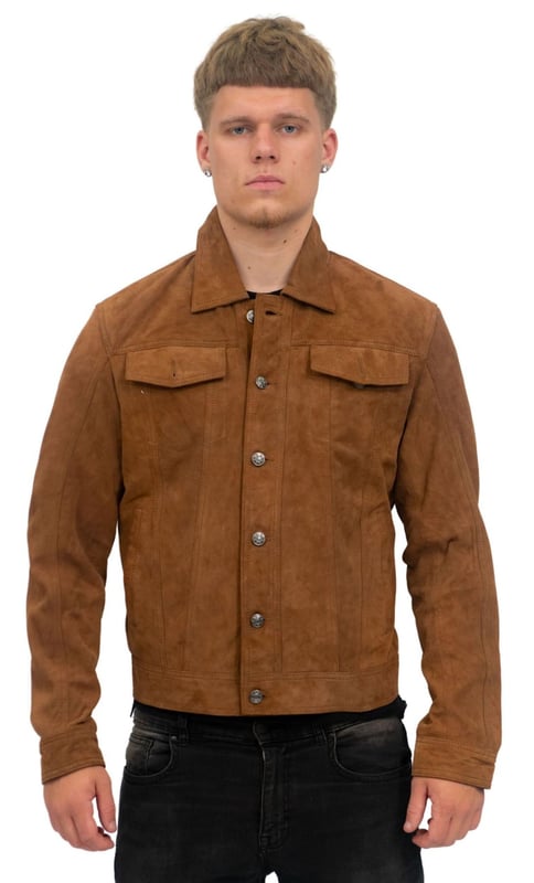 Maak kennis met het toonbeeld van een stoere en toch verfijnde stijl: het geitensuède denim jeansjack. Dit unieke jasje combineert de duurzaamheid van denim met de luxueuze textuur van geitensuède, wat resulteert in een opvallend en veelzijdig stuk. Met een puntige kraag en klepzakken op de borst straalt het een klassieke en tijdloze uitstraling uit. De jas heeft ook twee extra zakken op de voering voor handige opbergmogelijkheden. Verkrijgbaar in drie boeiende kleuren en biedt een scala aan opties voor verschillende smaken. Deze jas is vakkundig vervaardigd en ontworpen en combineert moeiteloos comfort, duurzaamheid en een modieuze stijl. Of je het nu casual of gekleed draagt, het geitensuède denim jeansjack van suède maakt zeker een statement, waar je ook gaat. • Puntige kraag voor een klassieke en veelzijdige look • Klepzakken op de borst voor extra stijl en functionaliteit • Twee zakken op de voering voor handig opbergen • Verkrijgbaar in drie boeiende kleuren om aan individuele voorkeuren te voldoen.