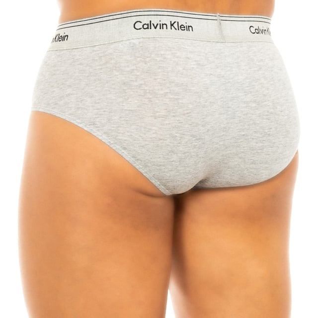Calvin Klein slip. 
 Gray. 
 Elastic rubber waistband, with the name of the signature embroidered, consecutively. 
 Comfortable and breathable fabric. 
 Anatomical front, with the ability to hold without tightening. 
 Seams seen in tone. 

 Composition: 95% Cotton - 5% Elastan 

 Washing instructions: 
 -Wash at max. 40 ° C 
 -Do not use bleach. 
 -Supports dry cleaning. 
 -Allows to use dryer. 
 - Iron at max. 130 ° C